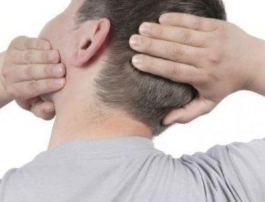 Κάνετε «κρακ» στον αυχένα; Δείτε τι συμβαίνει - Παρενέργειες και ασκήσεις για το σπίτι